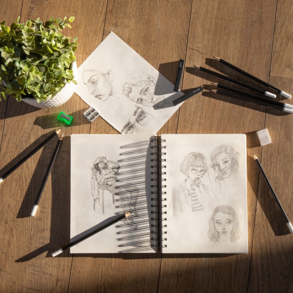 Drawing kit with 19 accessories